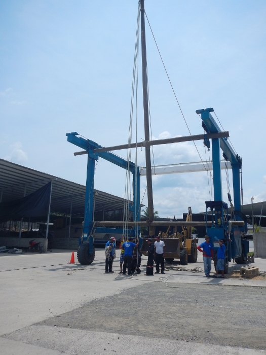 2016 A large mast being hoisted at Ram Marina