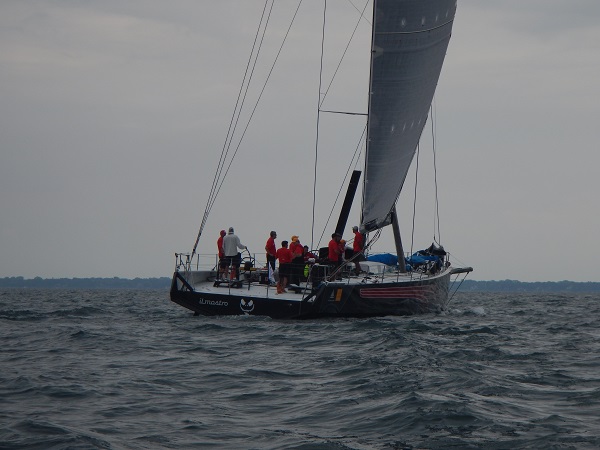2017 One of the larger Mackinac boats vies for position at
        the beginning