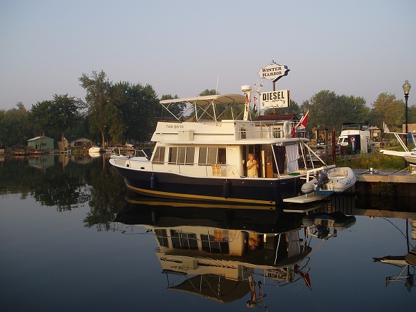 2010 Erie Barge Canal Aug 31 Eleanor on the stern of TWIN
      SPIRITS