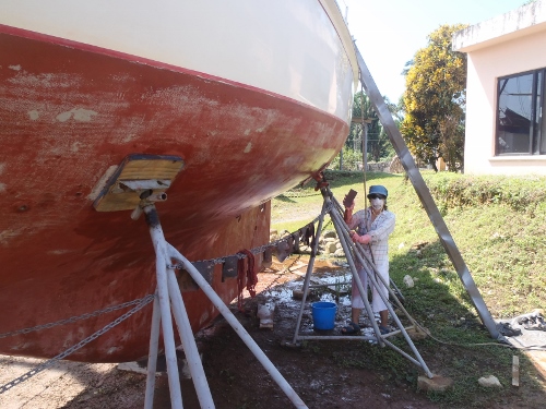 Kathy works on the
              bottom of Tundra at Ram Marina Guatemala